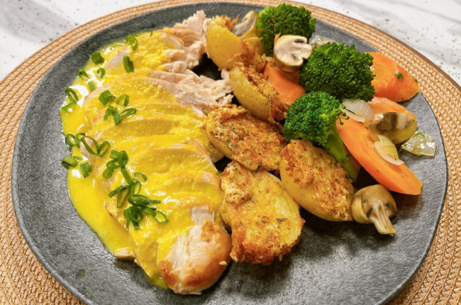 Peito de frango com batata bolinha ao parmesão, molho de mostarda e mel e legumes salteados | Band Receitas