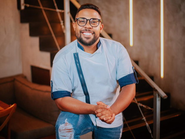 Conheça Arthur Pendragon, chef que já participou de reality e hoje e assina o cardápio do Pé de Fava