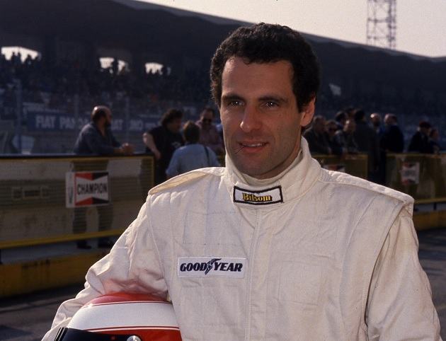 Pai de Ratzenberger visita circuito de Imola com capacete do filho