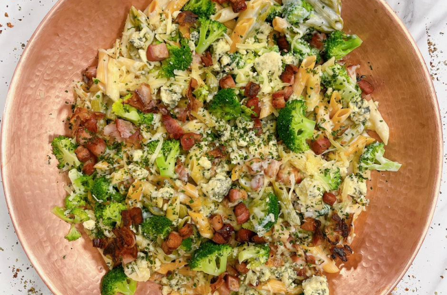 Penne cremoso com bacon, gorgonzola e brócolis | Band Receitas
