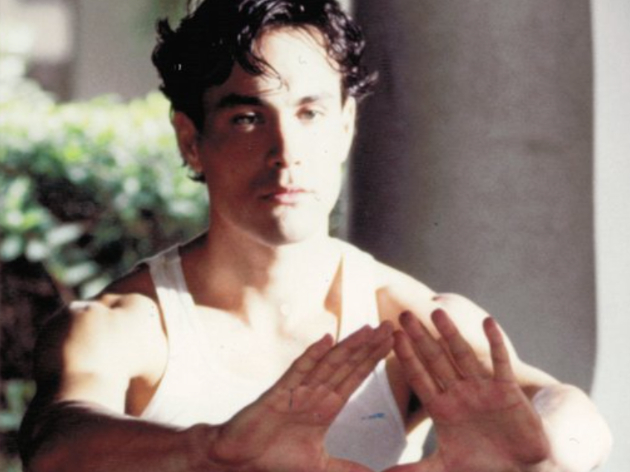 Família de Brandon Lee lamenta morte acidental de diretora em set de filmagem