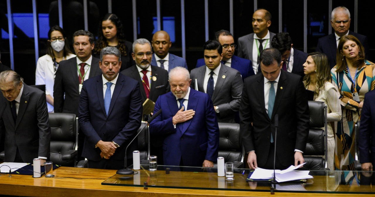 Lula toma posse no Congresso e discursa sobre "reconstrução do Brasil"