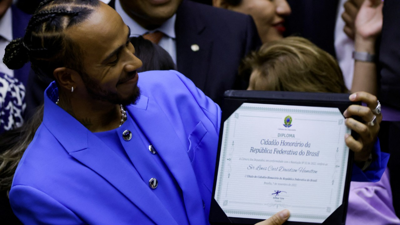 Lewis Hamilton recebe título de cidadão honorário do Brasil