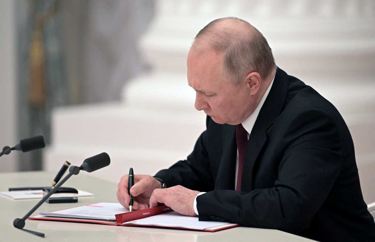 Putin envia tropas de "manutenção da paz" para regiões separatistas da Ucrânia