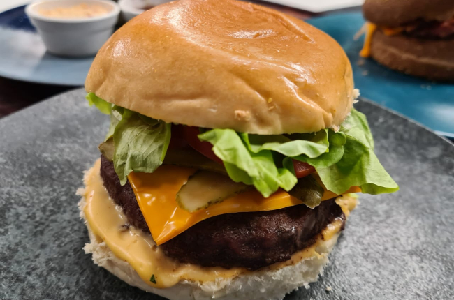 Hambúrguer de acém com molho especial | Band Receitas