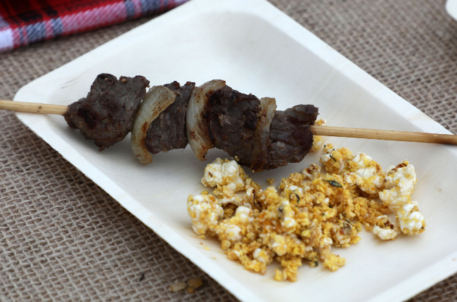 Churrasquinho de alcatra com vinagrete de feijão manteiguinha e farofa de pipoca | Band Receitas