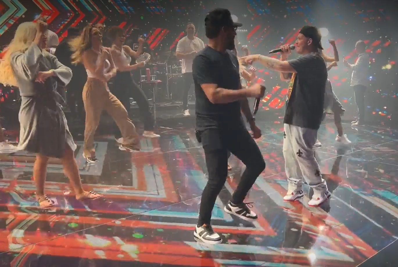 Ferrugem aprendeu a dançar piseiro com as bailarinas; veja os bastidores