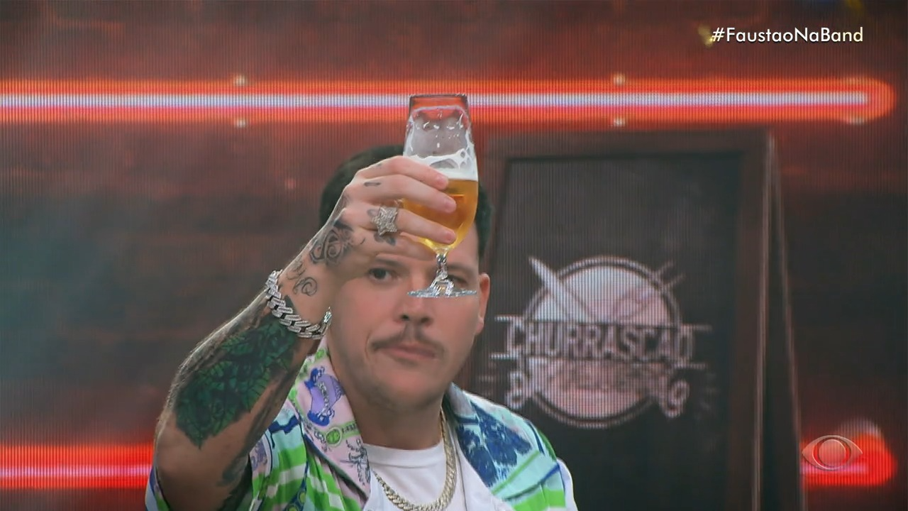 "Alegres", convidados agradecem Faustão por servir cerveja no programa