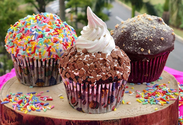 Cupcake com recheio de brigadeiro e ganache de alpino | Band Receitas