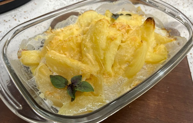 Frango assado com batatas gratinadas | Band Receitas