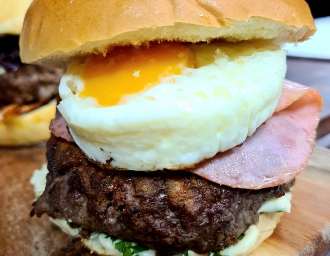 Hambúrguer Assado com Maionese de Ervas | Band Receitas