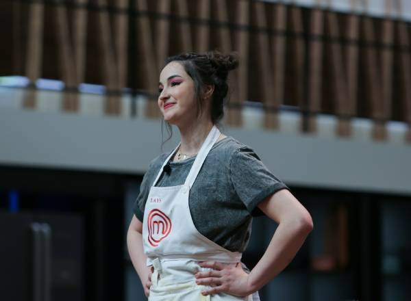 Lays, do MasterChef, desabafa sobre ataques: "Doloroso. Não mereço"