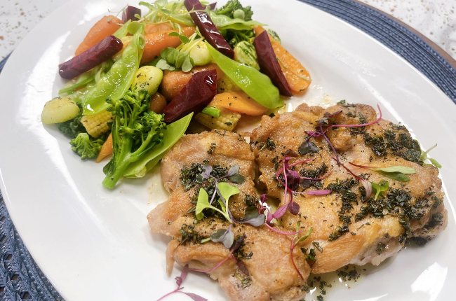 Sobrecoxa de frango desossada com legumes cozidos | Band Receitas