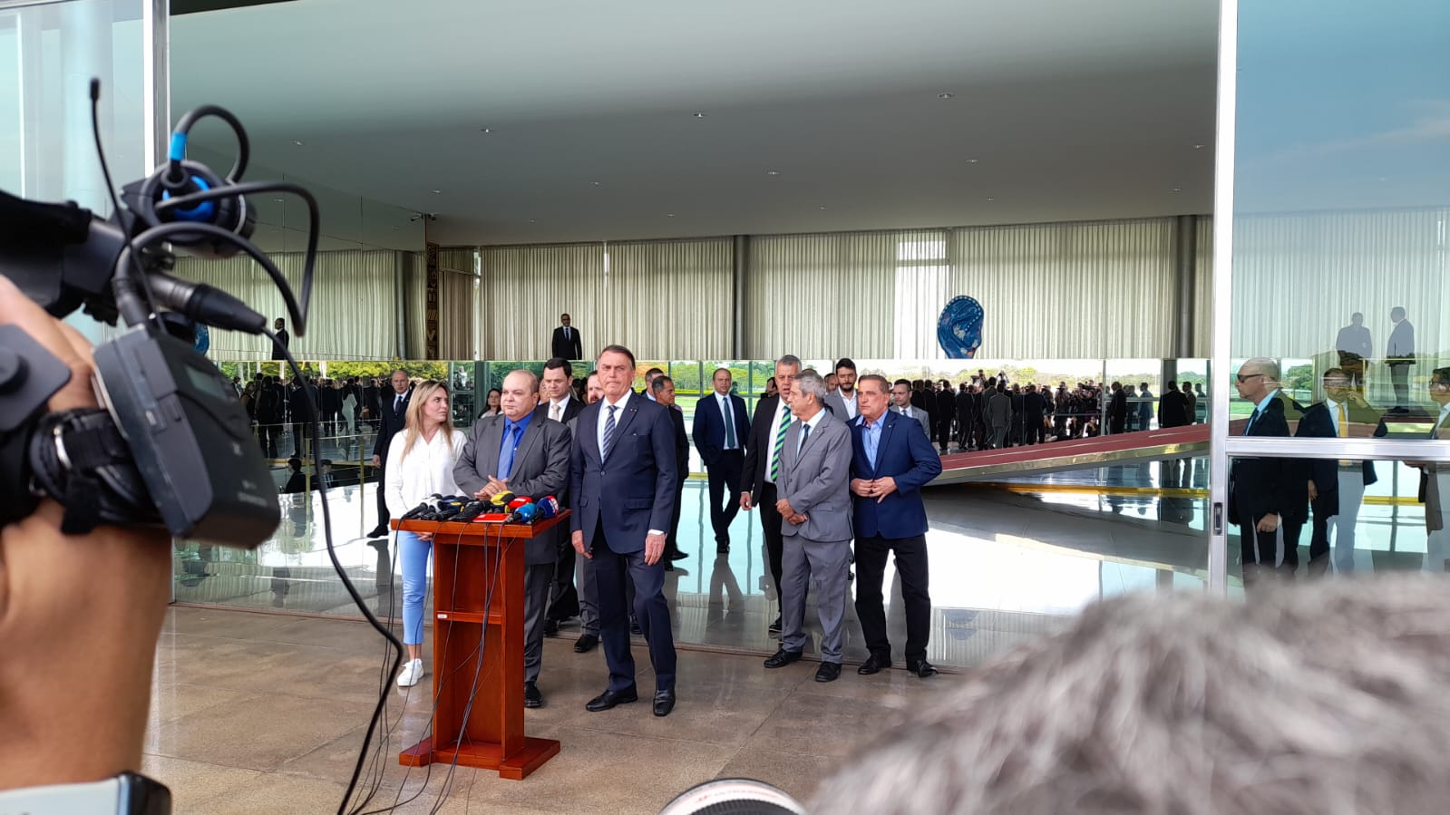Bolsonaro recebe apoio do governador reeleito do DF