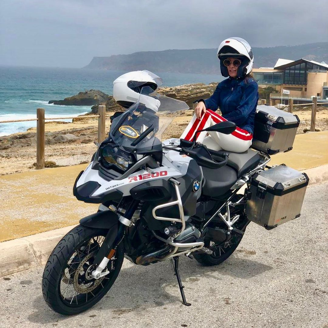 Ana Paula Padrão em viagem de moto a Portugal em 2019.