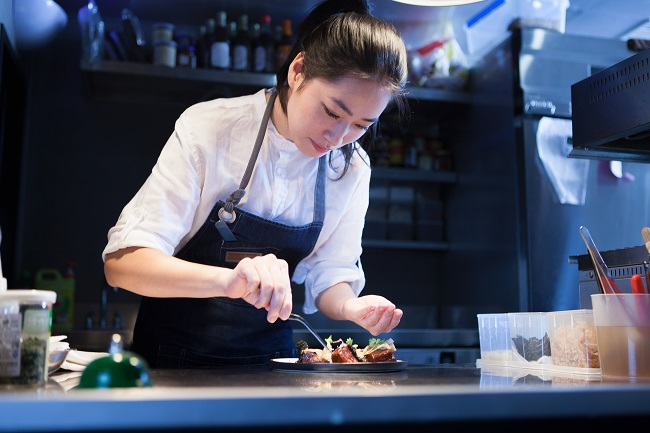 O chef de cozinha exerce um papel mais estratégico dentro da cozinha Envato Elements