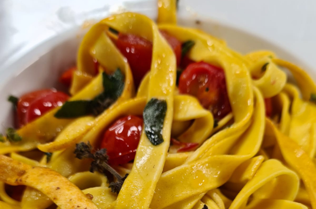 Fettuccine com molho de tomatinhos e manjericão | Band Receitas
