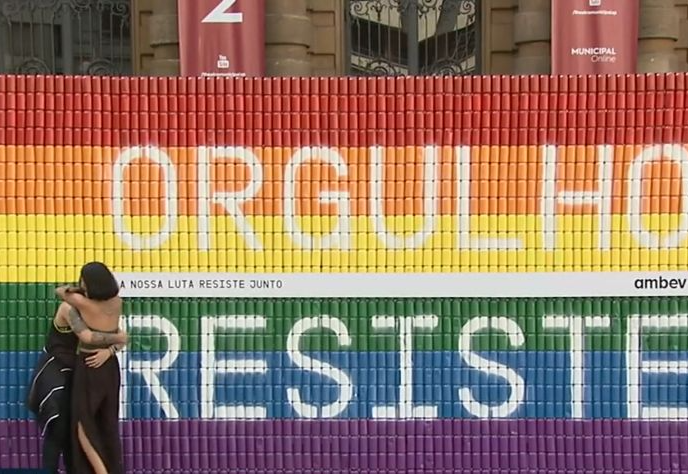 Dia do Orgulho LGBTQIA+: comunidade se une no combate ao HIV e ao preconceito