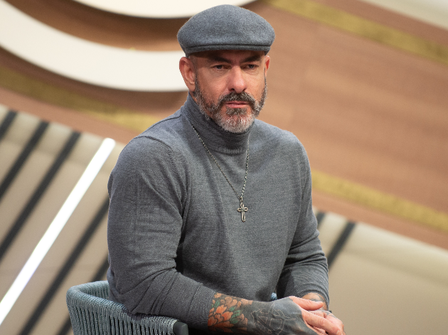 Não pode faltar a boina nos looks de Fogaça (Foto: Divulgação/Band)