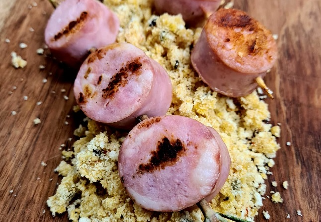 Espetinho de linguiça com farofa de maracujá | Band Receitas