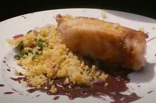 Pirarucu grelhado com farofa de mandioca e jambu e pirão de açaí | Band Receitas