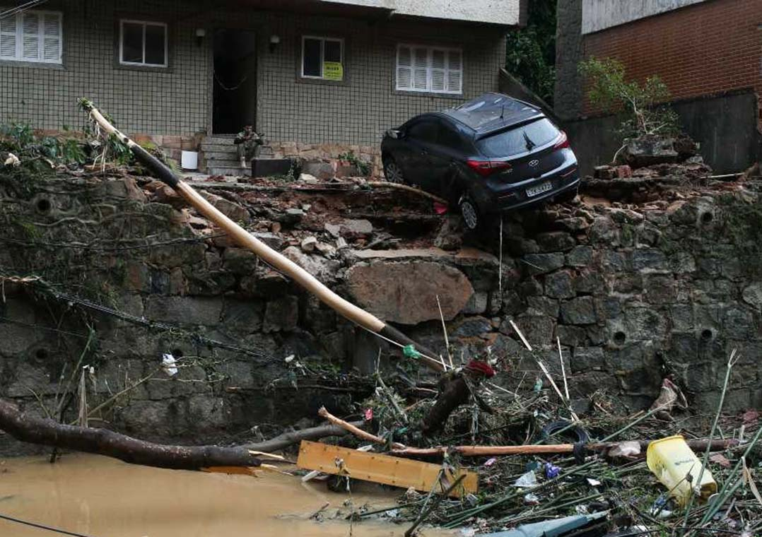 Mais de 500 bombeiros fazem buscas em Petrópolis (RJ)