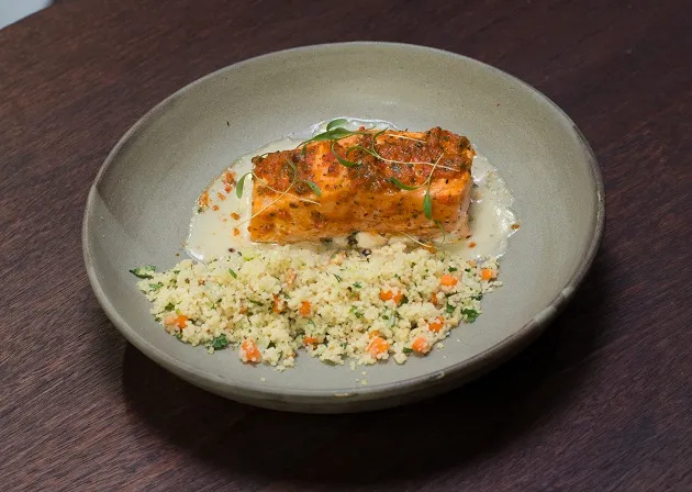 Cuscuz com salmão picante ao leite de coco | Band Receitas