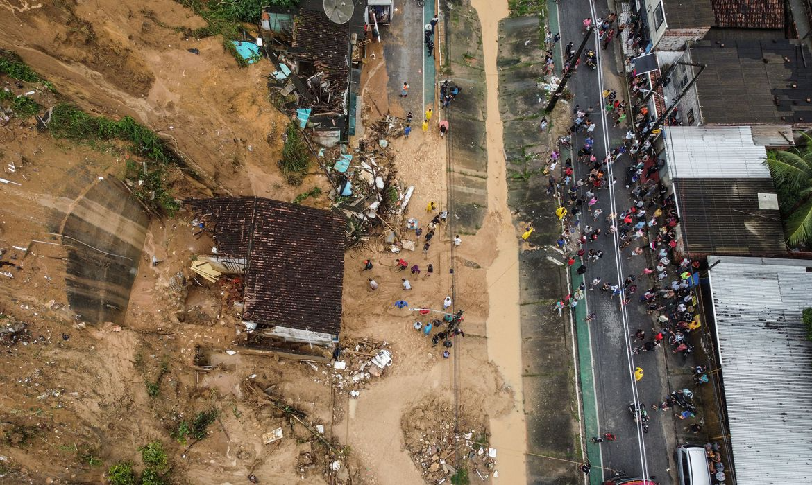 Bolsonaro vai a Recife contabilizar estragos das chuvas; 87 morreram