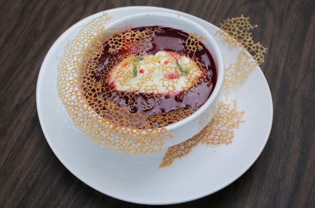 Sopa de frutas vermelhas com quenelle de coco e chocolate branco | Band Receitas