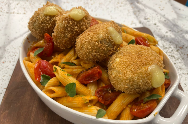 Massa ao molho de tomate-cereja com mini polpetone | Band Receitas