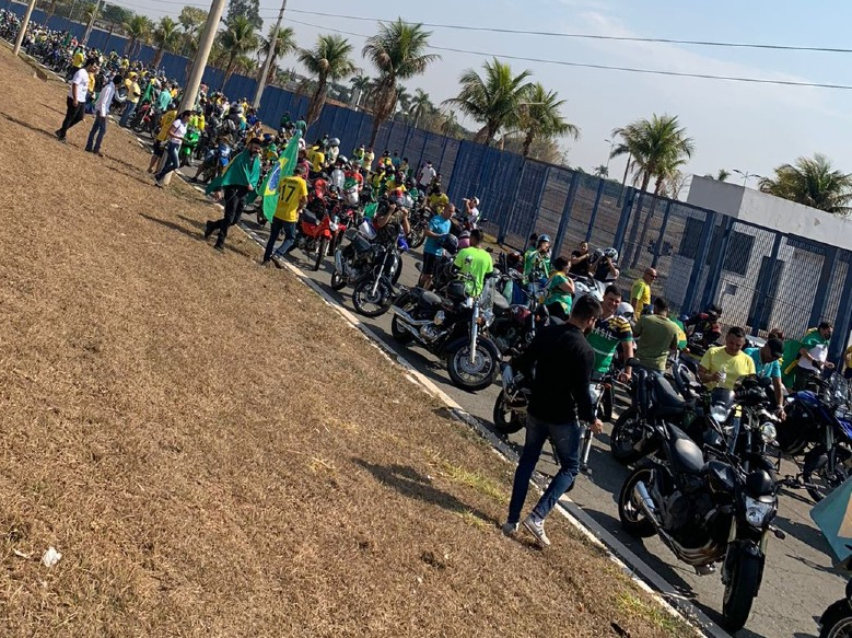 Goiânia tem manifestantes pró-Bolsonaro em motos e carros