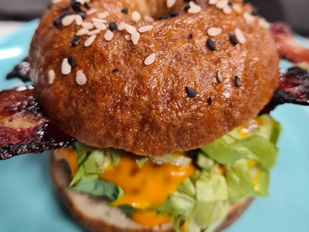 Hambúrguer com Molho de Cheddar e Bacon Caramelizado | Band Receitas