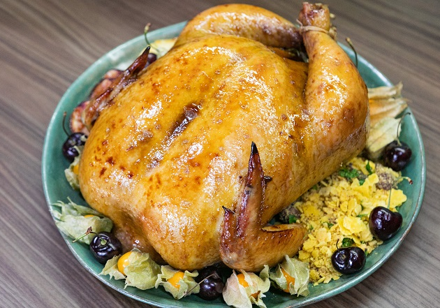 Fiesta ao Molho Provençal com Farofa de Miúdos, Arroz Colorido e Salada de Frutas Grelhadas | Band Receitas