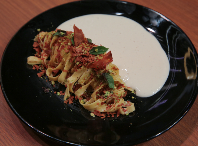 Talharim com crispy de mortadela de pistache e espuma de mortadela | Band Receitas