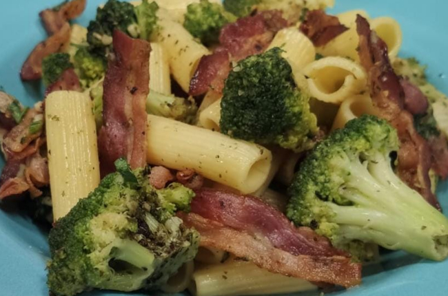 Macarrão com Bacon e Brócolis | Receita Swift