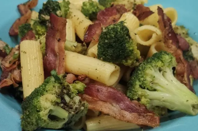 Macarrão com Bacon e Brócolis | Receita Swift