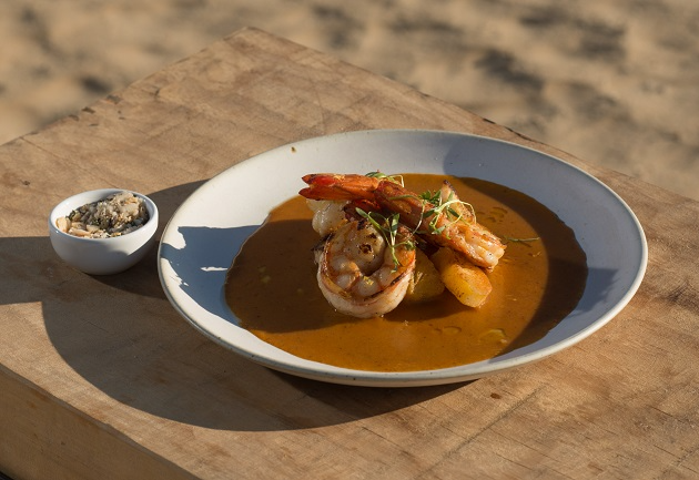 Bisque de leite de coco com camarão, mandioca assada e farofa de castanha | Band Receitas