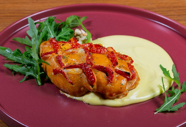 Peito de frango recheado com purê de mandioquinha e salada de rúcula | Band Receitas