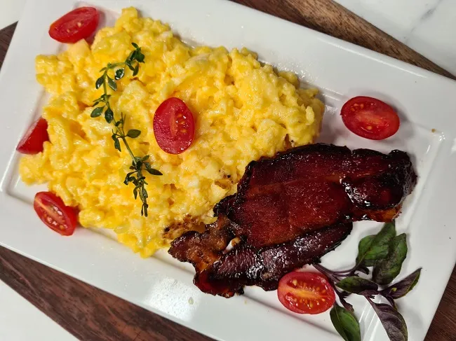 Ovos mexidos com bacon caramelizado | Band Receitas