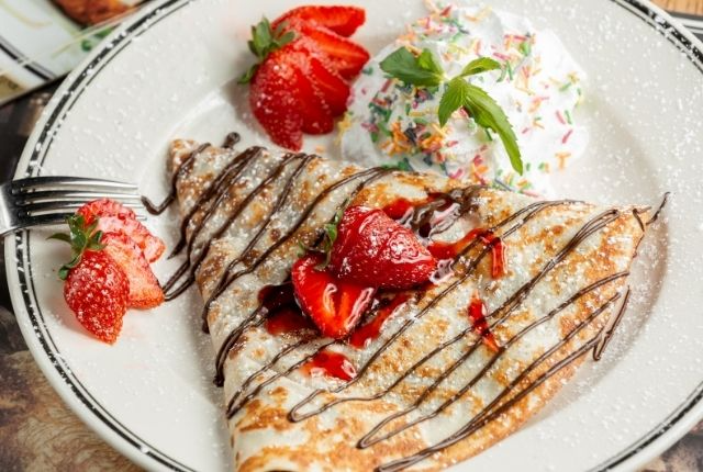 Crepes de Morangos com Cobertura de Chocolate | Band Receitas