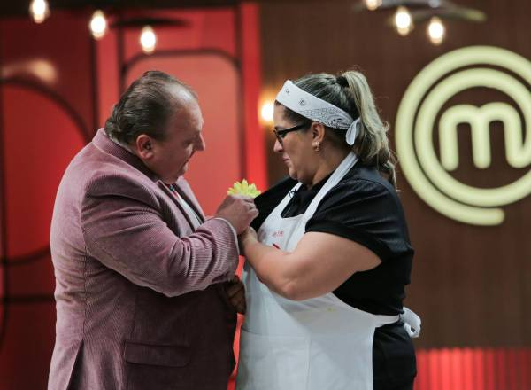 Eliminada do MasterChef com pão cru, Edleide beija Jacquin e ganha flor do chef
