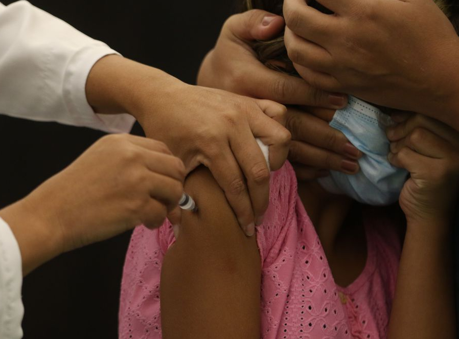 Cidades realizam mutirões para acelerar vacinação de crianças contra a covid