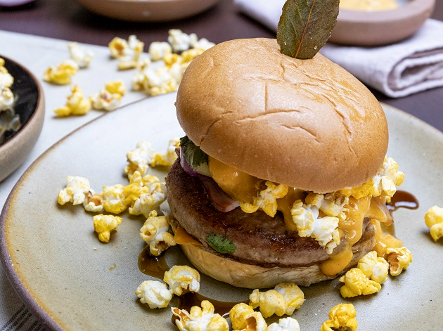 Hambúrguer com pipoca e molho de refrigerante| Band Receitas