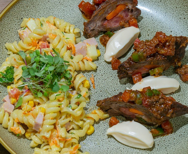 Bife a rolê com macarronese | Band Receitas