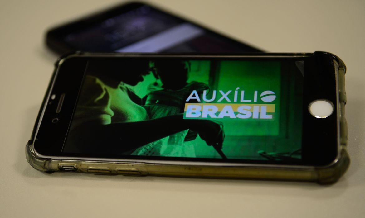 Auxílio Brasil vai ter décimo terceiro salário? Tire suas dúvidas