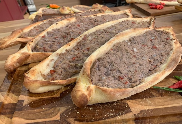 Esfiha turca gigante de carne | Band Receitas