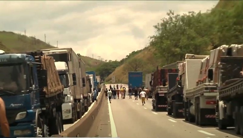 Bloqueios em rodovias suspendem viagens entre Rio de São Paulo