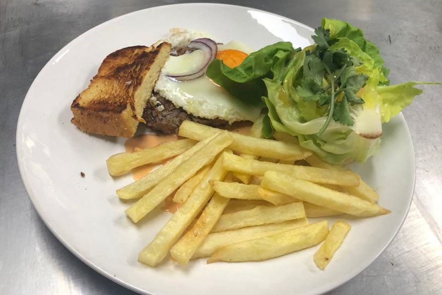 Hambúrguer aberto com batata frita e salada | Band Receitas