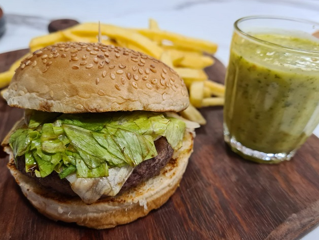 Hambúrguer com Pesto de Rúcula e Salada de Alface | Band Receitas