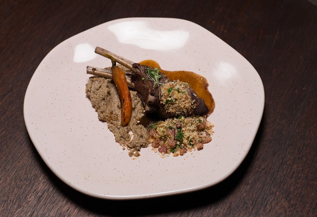 Carré de javali com purê de cogumelos, cenoura glaceada e farofa de bacon | Band Receitas